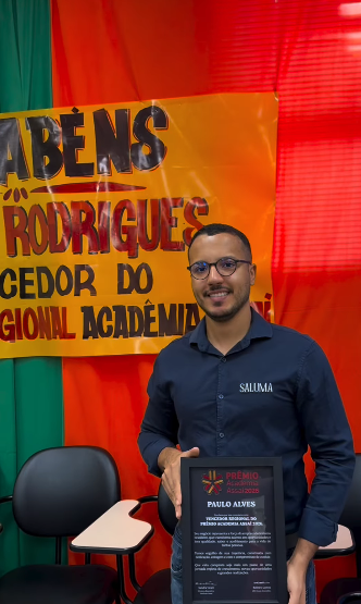 Paulo Venancio Rodrigues Alves, de uniforme azul-marinho, segura a placa da premiação regional. Recorte provisório em baixa resolução; falta autorização de imagem.