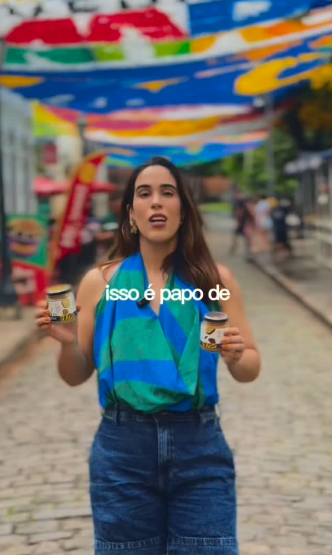 Laís Ruas com potes da Saluma em uma rua de São Luís. Recorte provisório em baixa resolução; falta autorização de imagem.