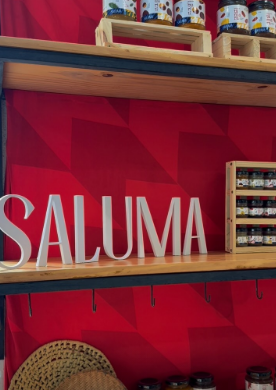 Estande vermelho com o logotipo Saluma. Recorte provisório em baixa resolução.