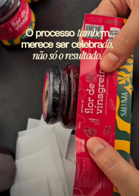 Rótulo da geleia de flor de vinagreira com pimenta de cheiro. Recorte provisório em baixa resolução.